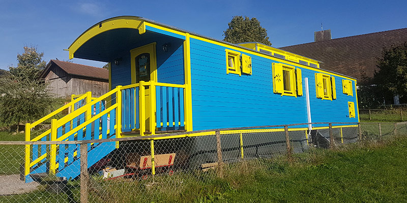 Waldkindergartenwagen in Blau und Gelb