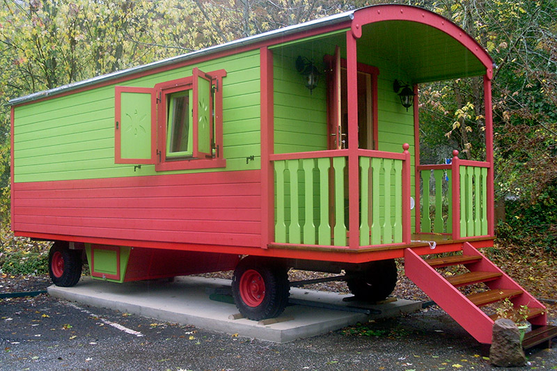 Waldkindergartenwagen in Rot und Grün